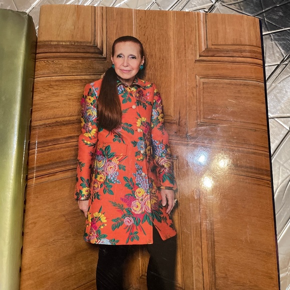 Suspects A novel by Danielle Steel and INSURGENT by Veronica Roth - Picture 6 of 8